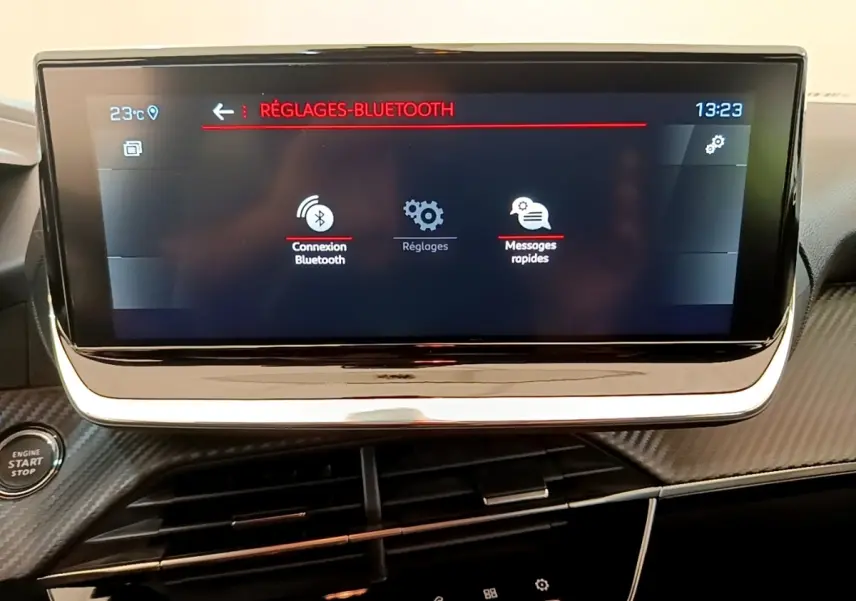 Écran tactile central de 10 pouces affichant les réglages Bluetooth dans l’habitacle d’une Peugeot 208 blanche.