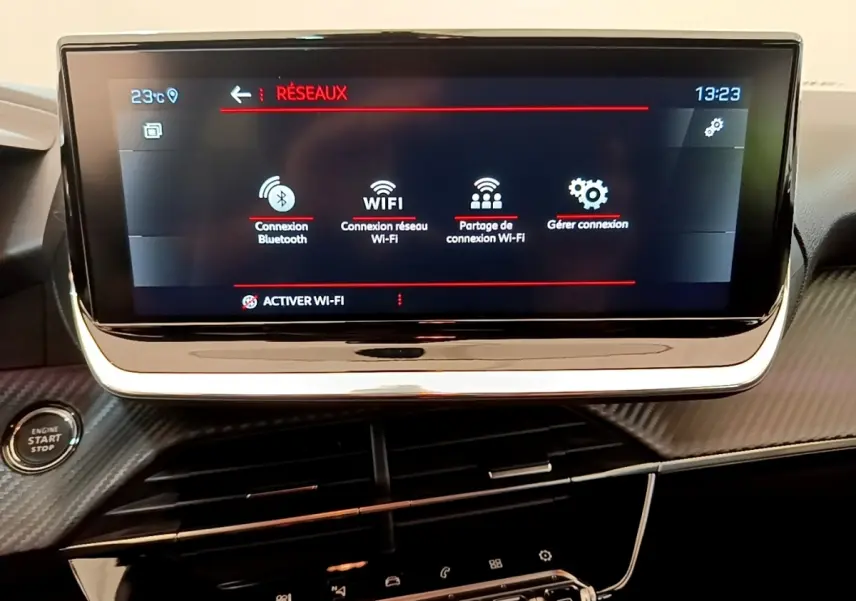 Écran tactile 10 pouces du tableau de bord de la Peugeot 208 blanc, affichant les options de connexion Wi-Fi et Bluetooth.