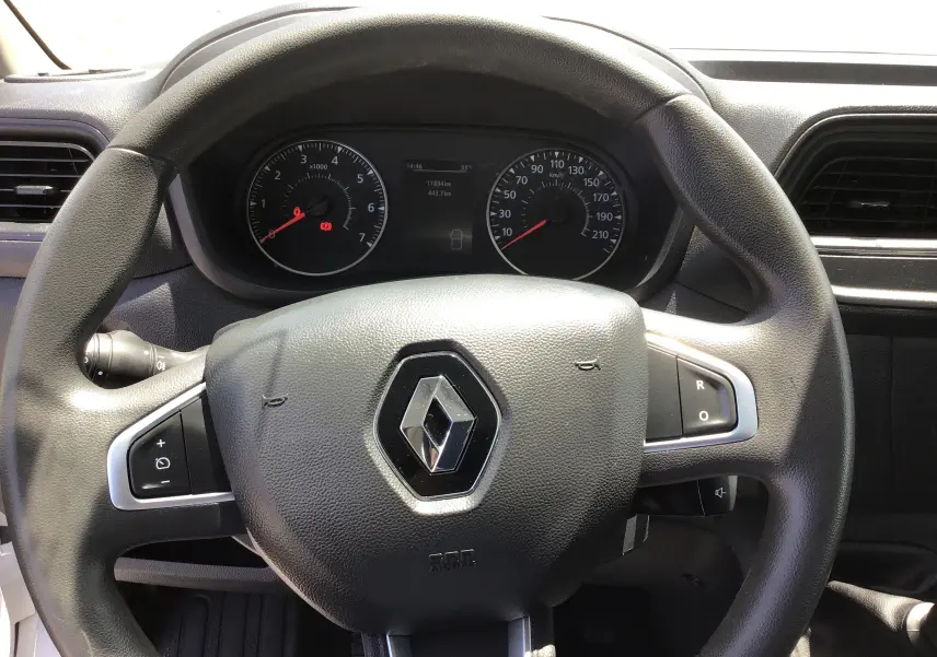 Vue rapprochée du volant noir avec logo Renault et tableau de bord du Master Chassis Cabine blanc 2024.