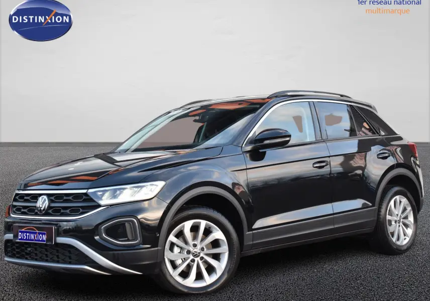 Volkswagen T-Roc 2025 noir Grenadilla en 3/4 avant droit avec jantes alliage 17 pouces et feux LED allumés.