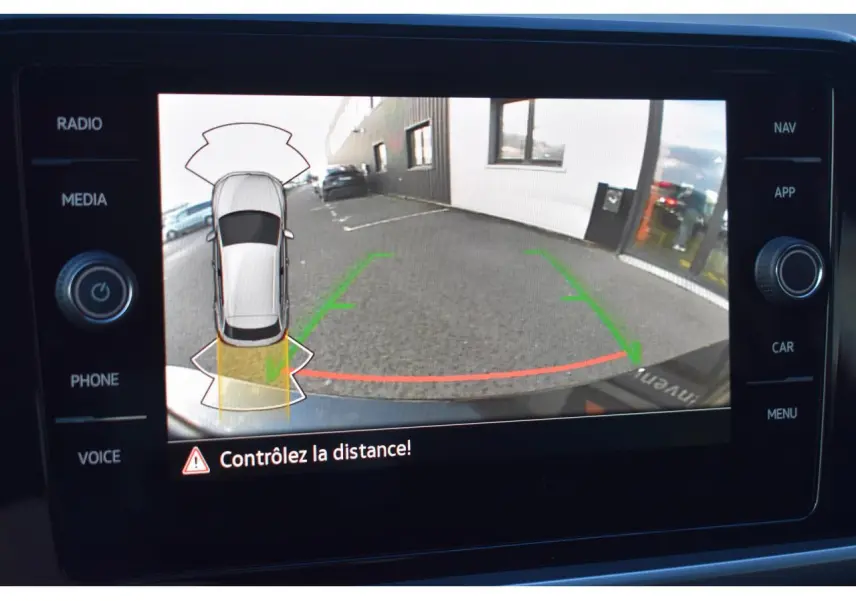 Écran de caméra de recul du Volkswagen T-Roc 2025 montrant l'arrière du véhicule et les lignes de guidage au parking.