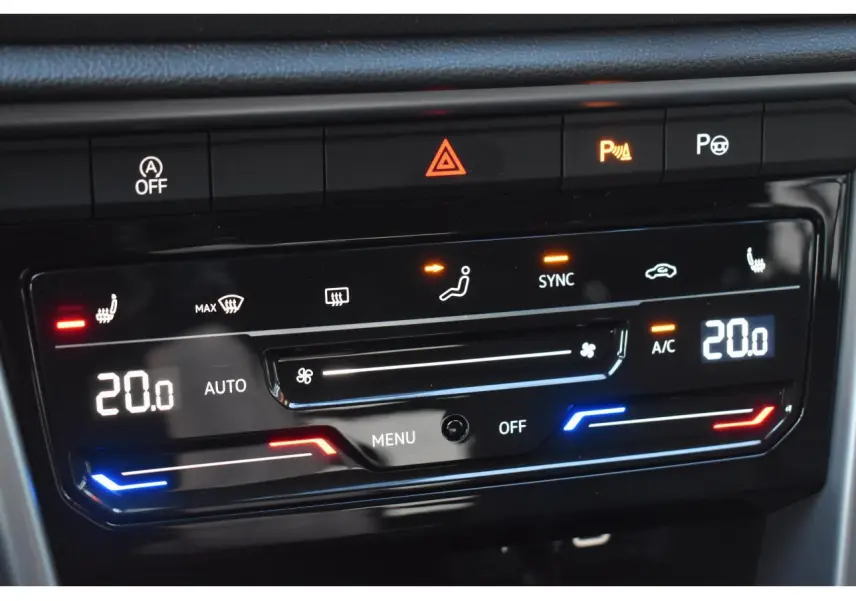Panneau de commande de la climatisation tactile bi-zone du Volkswagen T-Roc 2025, affichage digital à 20°C.