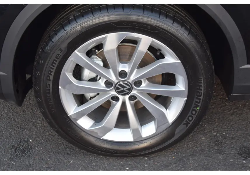 Gros plan sur la jante alliage 17 pouces Johannesburg du Volkswagen T-Roc 2025, pneu Hankook visible.