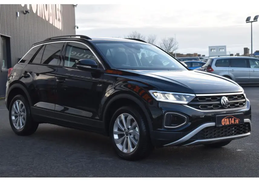 Volkswagen T-Roc 2025 noir grenadilla en 3/4 avant droit avec jantes alliage 17 pouces et calandre distinctive.