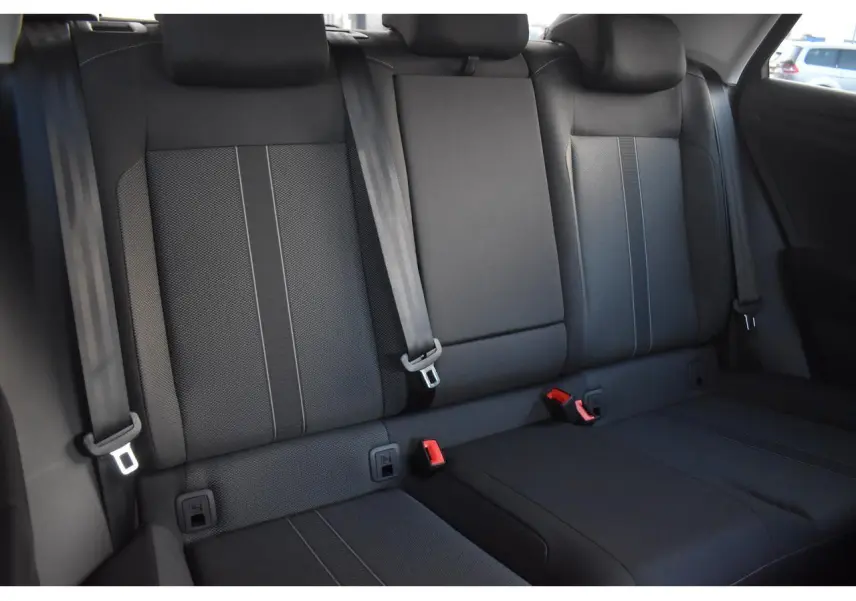Vue intérieure des sièges arrière en tissu noir titane avec ceintures de sécurité du Volkswagen T-Roc 2025.