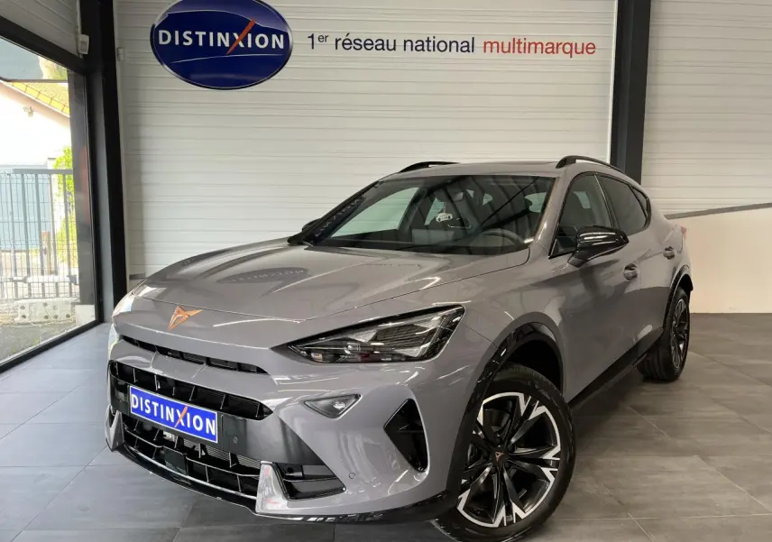 Vue 3/4 avant droite d'un CUPRA Formentor gris clair avec jantes alliage 18'' et détails noirs contrastants.