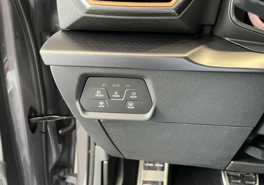 Détail du tableau de bord côté gauche du CUPRA Formentor gris clair 2025 avec commandes d’éclairage et finition noire.