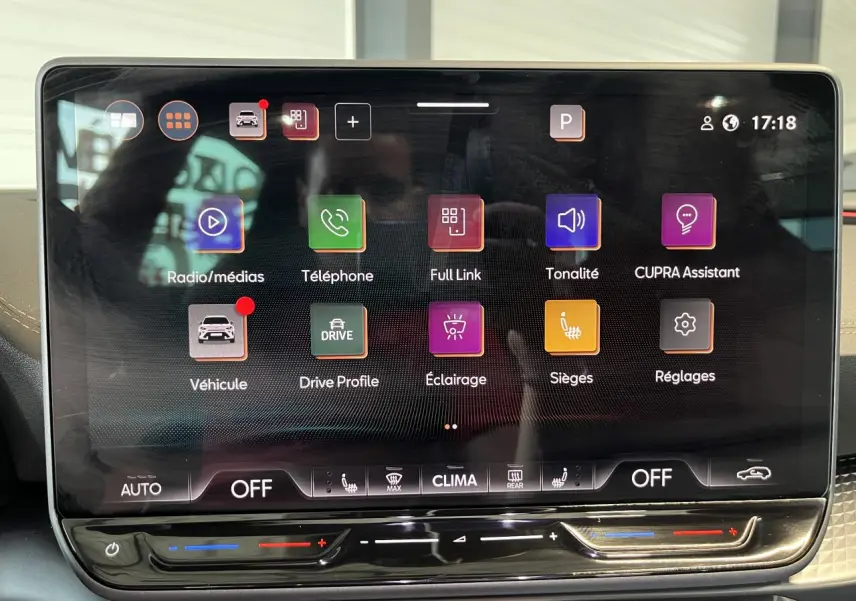 Écran tactile central du CUPRA Formentor 2025 affichant les menus radio, téléphone, véhicule et climatisation.