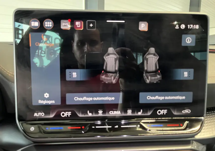 Écran tactile central du CUPRA Formentor 2025 montrant les réglages de chauffage des sièges en mode automatique.