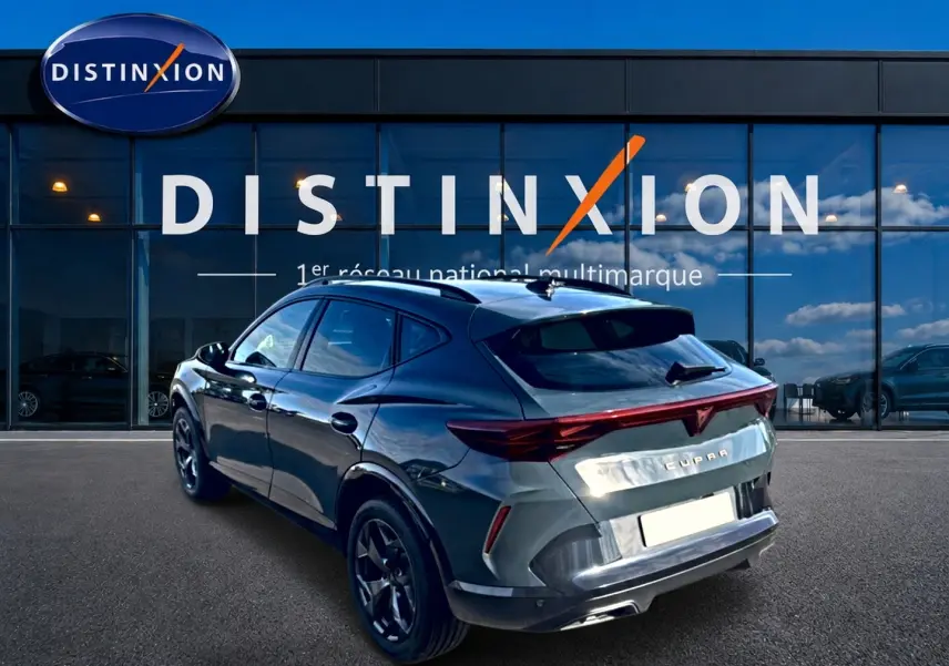 Vue 3/4 arrière droite d'un CUPRA Formentor bleu fjord 2026 avec feux arrière LED et jantes 18 pouces noires.