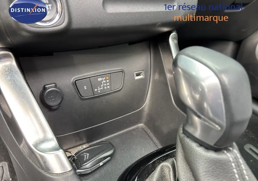 Gros plan sur le levier de vitesses automatique et la console centrale noire du Citroën C3 Aircross gris platinium.