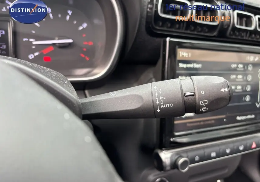 Gros plan sur la commande d’essuie-glace à gauche du volant dans l’habitacle du Citroën C3 Aircross gris platinium.