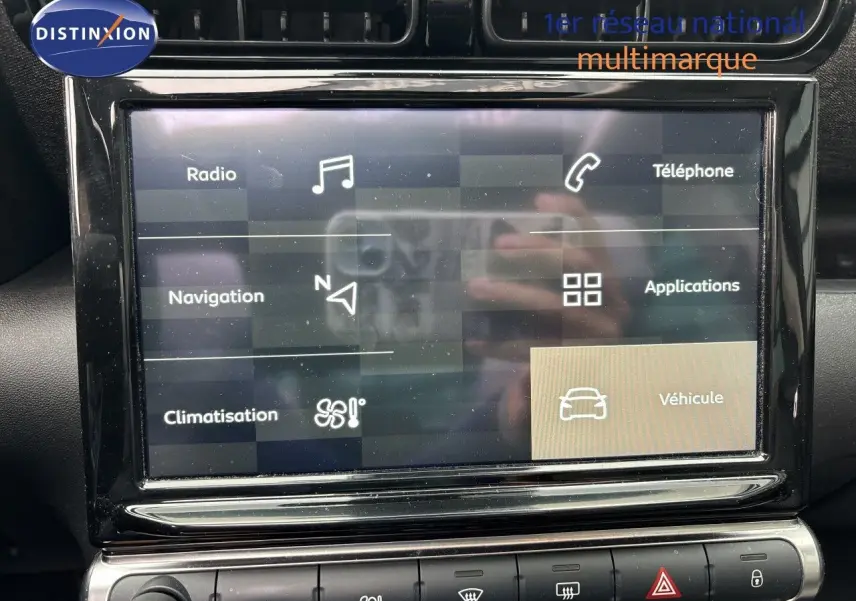 Écran tactile central de la Citroën C3 Aircross Shine gris platinium, affichant les options radio, navigation et climatisation.