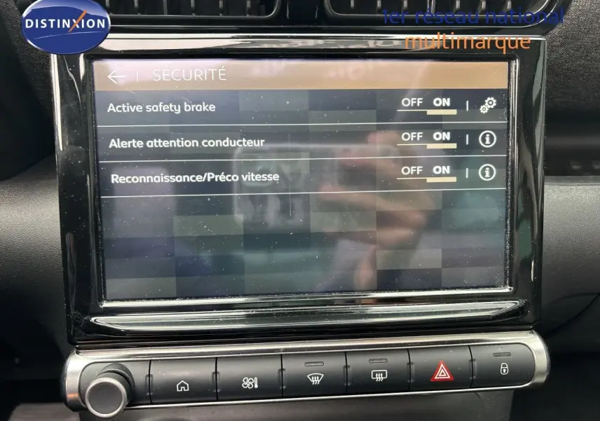 Écran tactile du système de sécurité affichant les options d'assistance dans une Citroën C3 Aircross gris platinium, vue intérieure.
