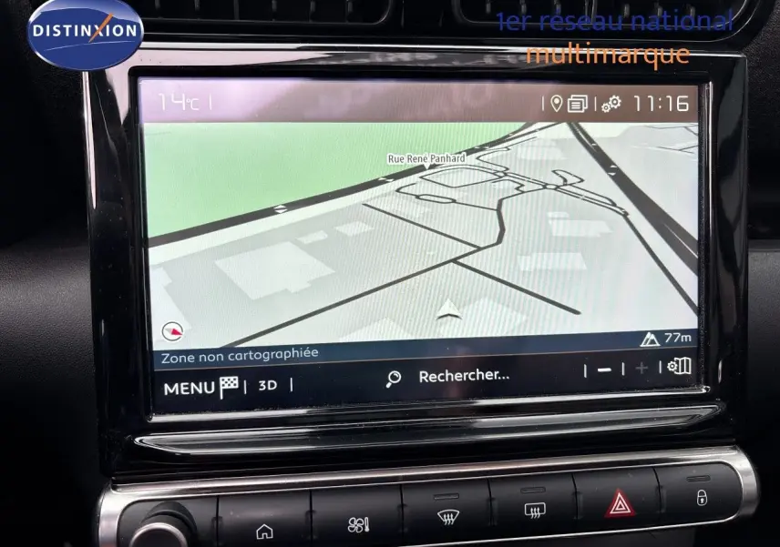 Écran tactile du système de navigation de la Citroën C3 Aircross Shine gris platinium, vue intérieure centrée sur la console.