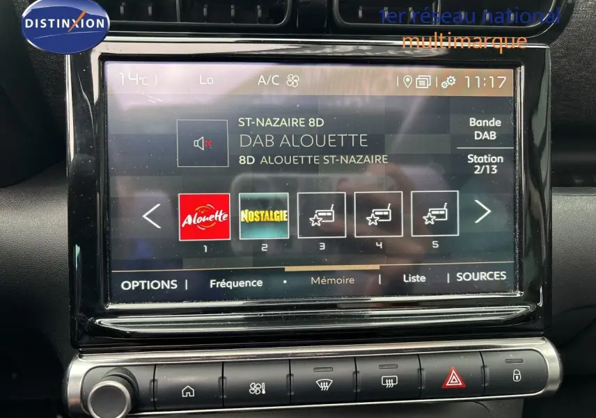 Écran tactile central de la Citroën C3 Aircross Shine gris platinium, affichant les stations radio DAB.