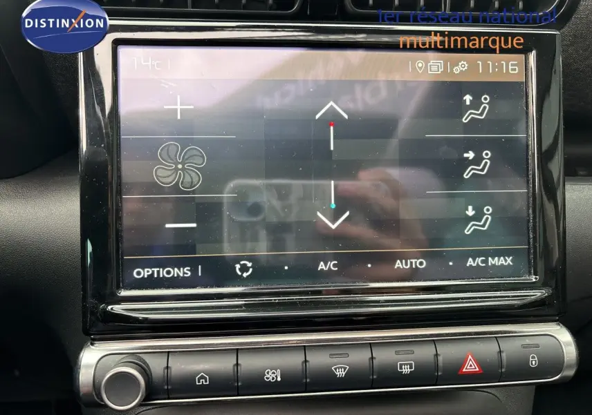 Écran tactile central de la Citroën C3 Aircross Shine Gris Platinium, affichant les réglages de climatisation.