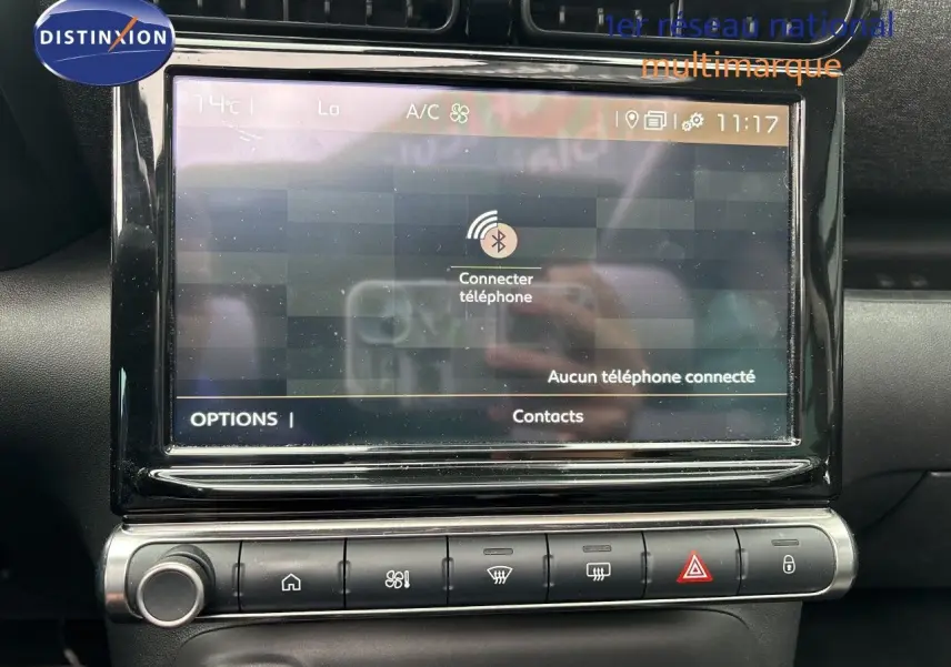 Vue rapprochée de l’écran tactile central du tableau de bord du Citroën C3 Aircross gris platinium, affichant la connexion Bluetooth.