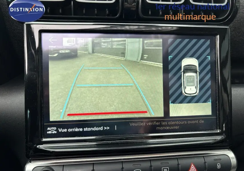 Écran multimédia montrant la caméra de recul et l’aide au stationnement du Citroën C3 Aircross gris platinium.