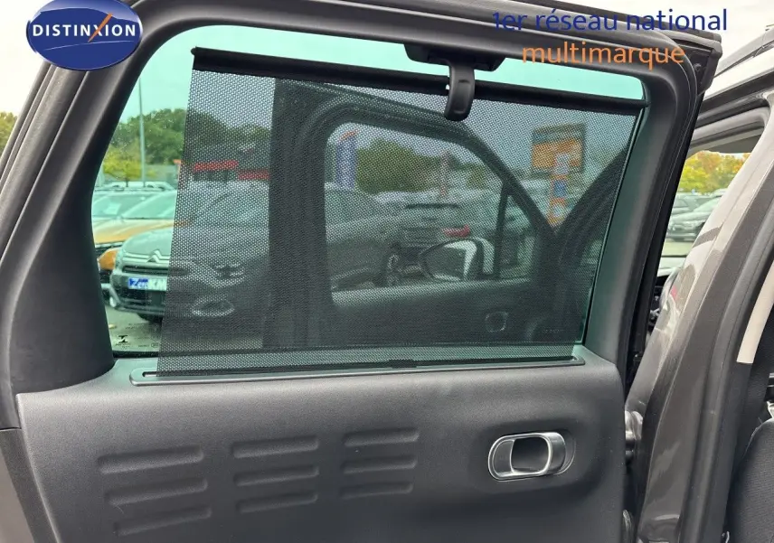 Vue intérieure sur la portière arrière droite du Citroën C3 Aircross gris platinium avec pare-soleil intégré.