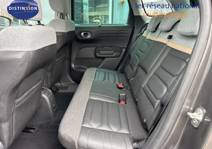 Vue intérieure côté droit des sièges arrière en cuir et tissu gris d'un Citroën C3 Aircross Shine Blue HDi 120 de 2021.