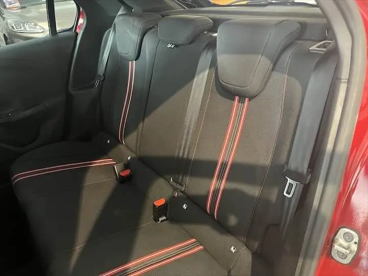 Vue intérieure des sièges arrière noirs avec surpiqûres rouges de l'Opel Corsa 1.2T 100 CH S&S GS-LINE rouge Kardio 2021.