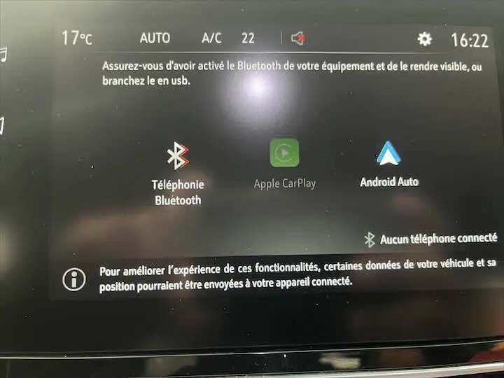 Écran tactile de la console centrale de l'Opel Corsa rouge Kardio affichant les options Bluetooth, Apple CarPlay et Android Auto.