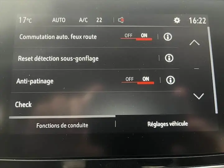 Écran tactile du tableau de bord de l'Opel Corsa 1.2T 100 CH GS-LINE affichant les réglages d'assistance à la conduite.
