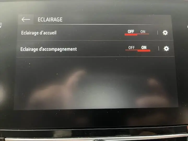 Écran tactile intérieur de l'Opel Corsa rouge Kardio affichant les réglages d'éclairage d'accueil et d'accompagnement.