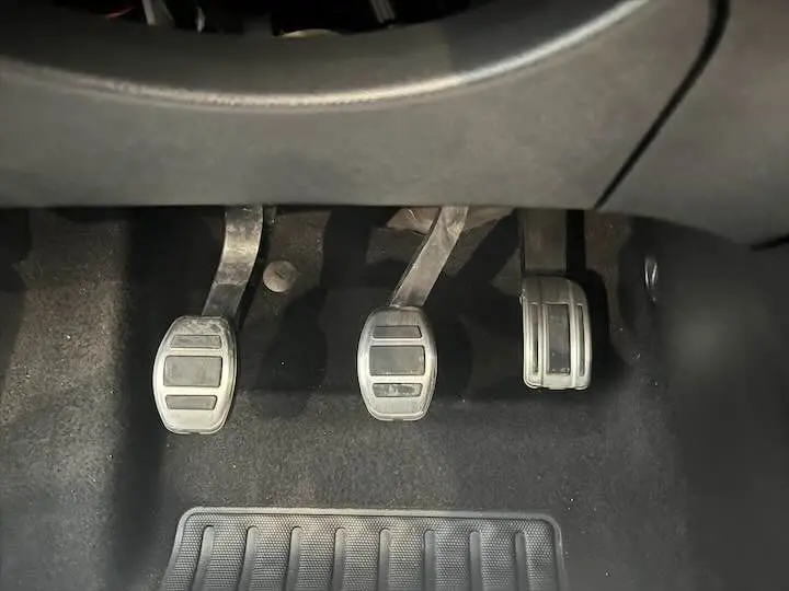 Vue rapprochée des trois pédales en métal et caoutchouc de la Opel Corsa 1.2T 100 CH S&S GS-LINE essence 2021.