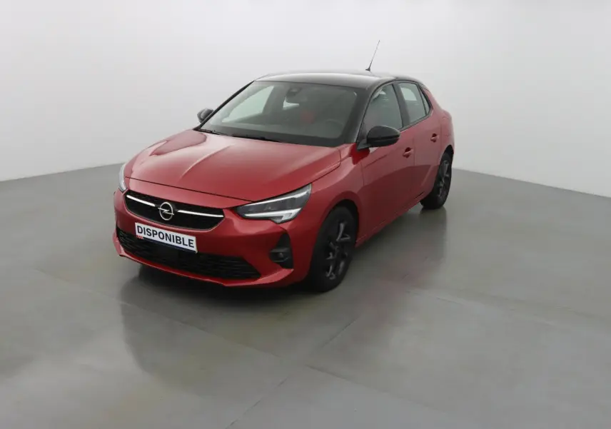 Opel Corsa rouge Kardio vue 3/4 avant droit avec toit noir et jantes noires dans un studio blanc.