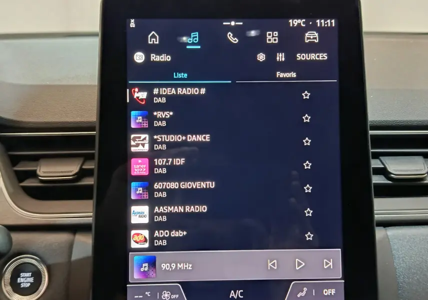 Écran tactile central du tableau de bord du Renault Captur blanc 2025 affichant les stations radio DAB.