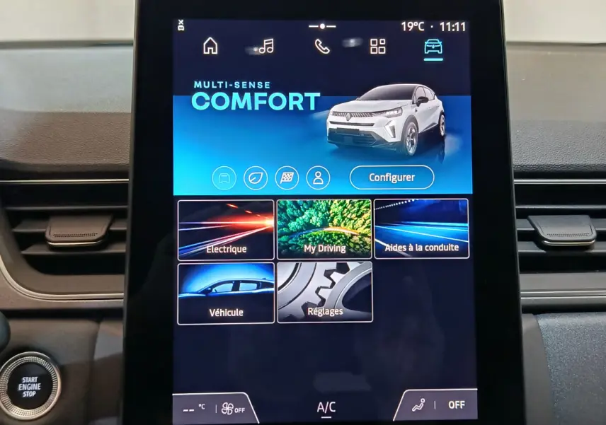 Écran tactile central du tableau de bord du Renault Captur blanc 2025 affichant le mode de conduite Comfort.