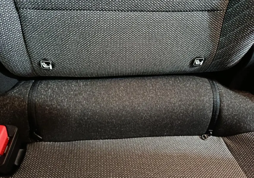 Gros plan sur la banquette arrière grise du Renault Captur 2025, avec fixation Isofix visible.