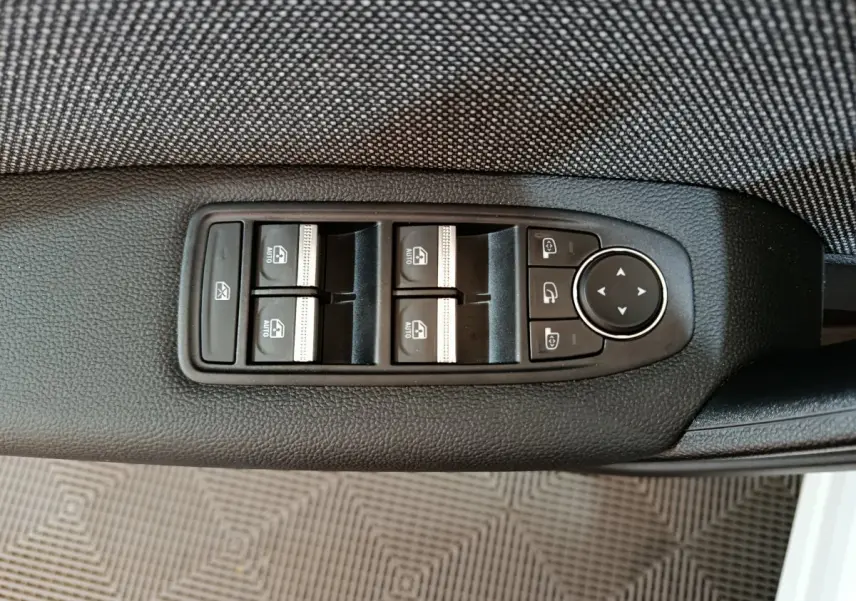 Panneau de commandes des vitres et rétroviseurs côté conducteur d'un Renault Captur blanc 2025, finition Techno E-Tech.