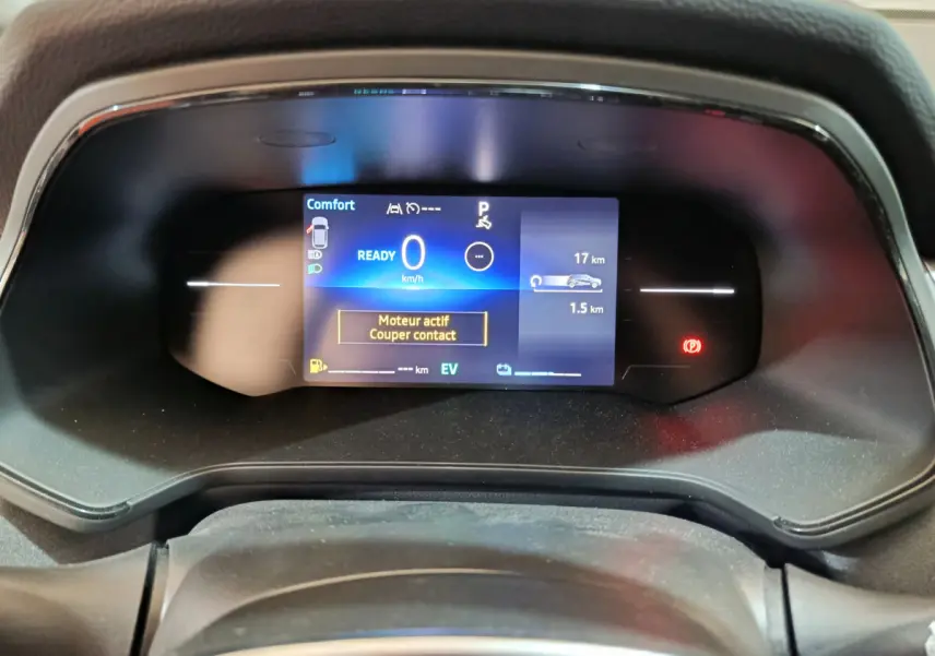 Vue rapprochée du combiné d'instruments numérique du Renault Captur Techno E-Tech 2025 affichant l'état moteur et la vitesse à zéro.