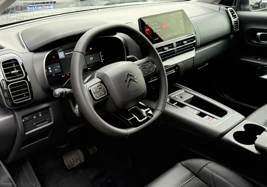 Vue intérieure côté conducteur du Citroën C5 Aircross 2025 avec tableau de bord numérique et écran tactile central.