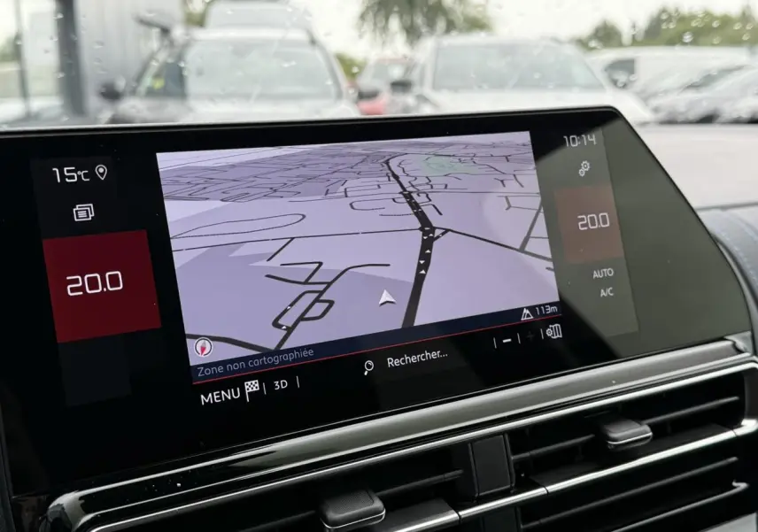 Écran tactile central du tableau de bord du Citroën C5 Aircross 2025 affichant la navigation et la climatisation à 20°C.