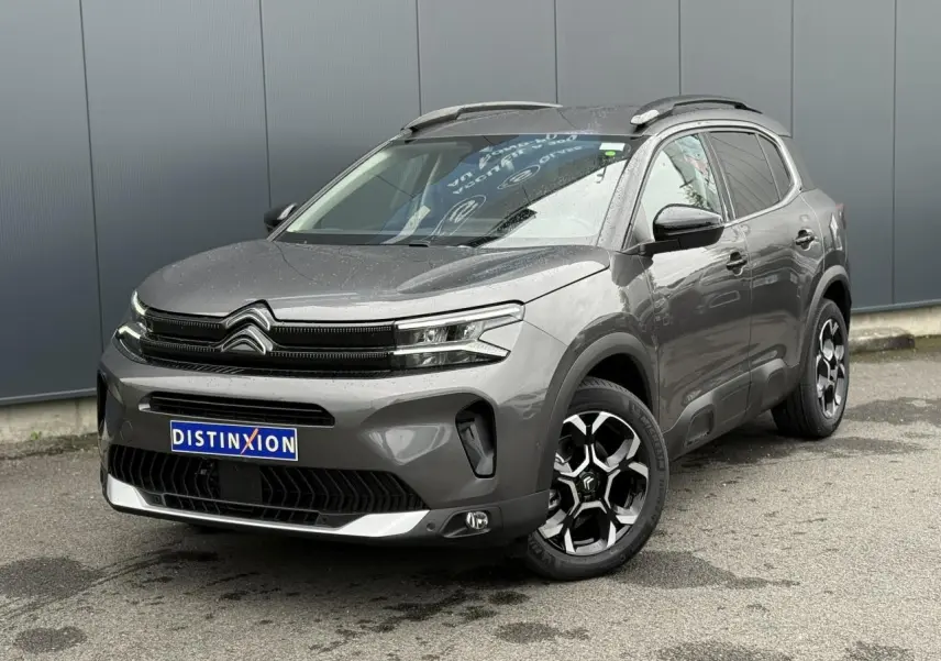 Citroën C5 Aircross gris Platinium en 3/4 avant droit avec jantes bi-ton et toit noir brillant.