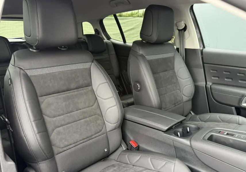 Vue intérieure côté avant droit du Citroën C5 Aircross gris Platinium avec sièges Urban Black en Alcantara et cuir noir.