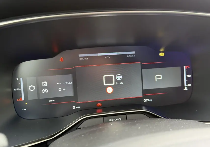 Tableau de bord numérique du Citroën C5 Aircross 2025 affichant la vitesse, la température et l'état du véhicule.