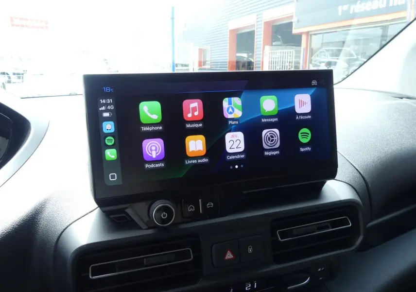 Écran tactile 10 pouces du tableau de bord du Peugeot Partner XL 2025 avec interface Apple CarPlay visible de face.