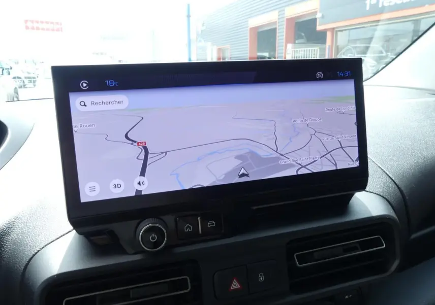 Écran tactile 10 pouces avec navigation affichée dans l'habitacle du Peugeot Partner XL blanc 2025.