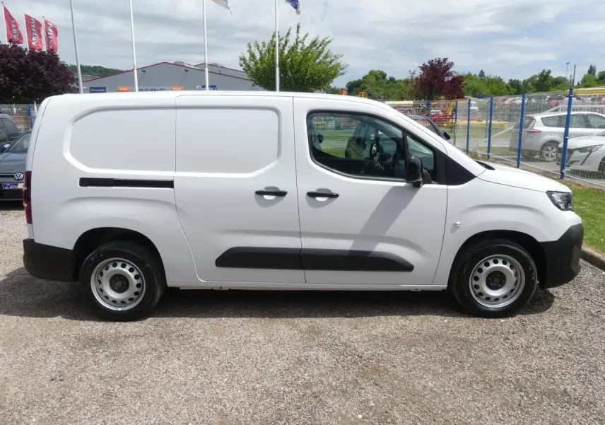 Peugeot Partner blanc vu de profil côté gauche, fourgon utilitaire avec portes coulissantes et jantes tôles.