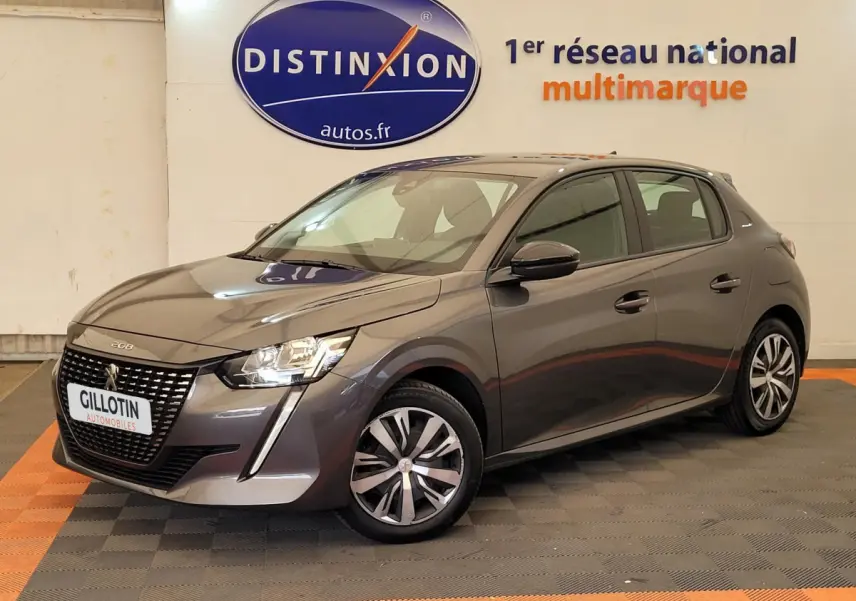 Peugeot 208 BlueHDi 100 S&S Active Pack gris foncé vue 3/4 avant droit en intérieur showroom.