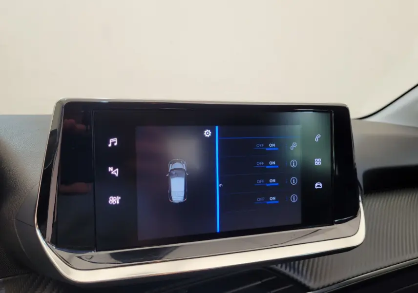 Écran tactile central de la Peugeot 208 Active Pack 2023 affichant les réglages du véhicule en intérieur.