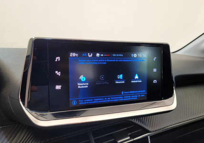 Écran tactile central allumé affichant les options Bluetooth et Android Auto dans l'habitacle d'une Peugeot 208 2023.