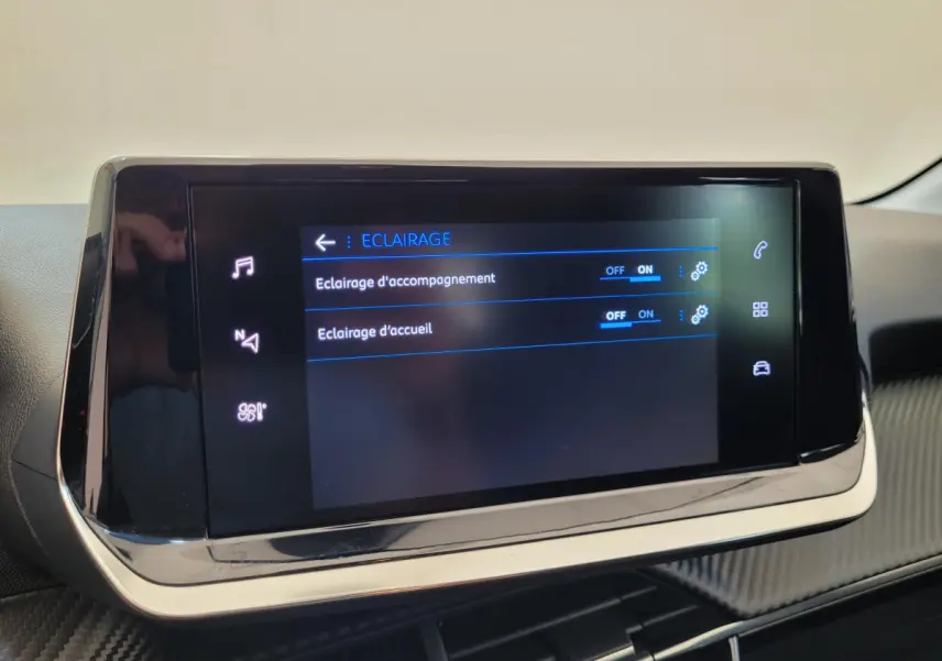 Écran tactile central de la Peugeot 208 gris foncé affichant les réglages d’éclairage intérieur.
