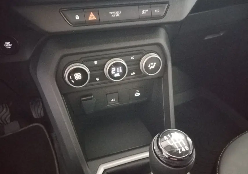 Gros plan sur la console centrale du Dacia Jogger 2025, avec la boîte manuelle et les commandes de climatisation visibles.