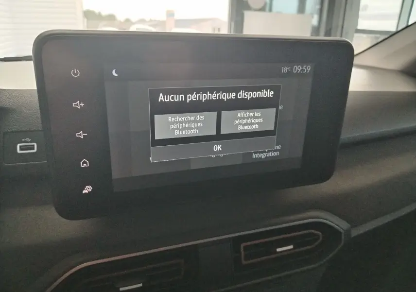 Écran tactile central affichant l'alerte Bluetooth dans l'habitacle du Dacia Jogger blanc 2025.